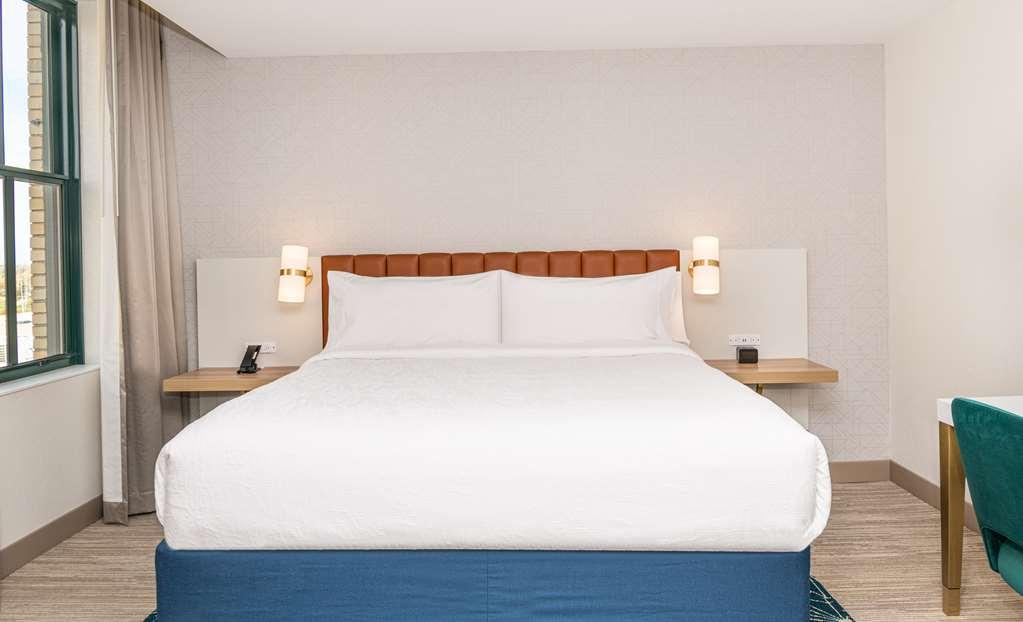 Hilton Garden Inn Flint Downtown Room photo